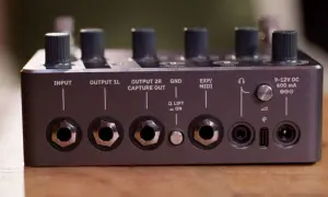 Tył urządzenia z wejściami i wyjściami, w tym INPUT, OUTPUT, GND, EXP/MIDI, USB-C i zasilanie. To zaawansowany ir loader.