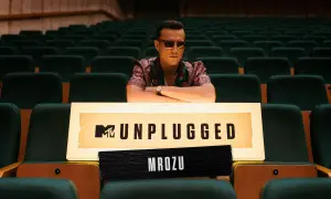 Mrozu w okularach siedzi przed tablicą MTV Unplugged. Czeka na swój występ, jakby to była jego mrozu płyta.