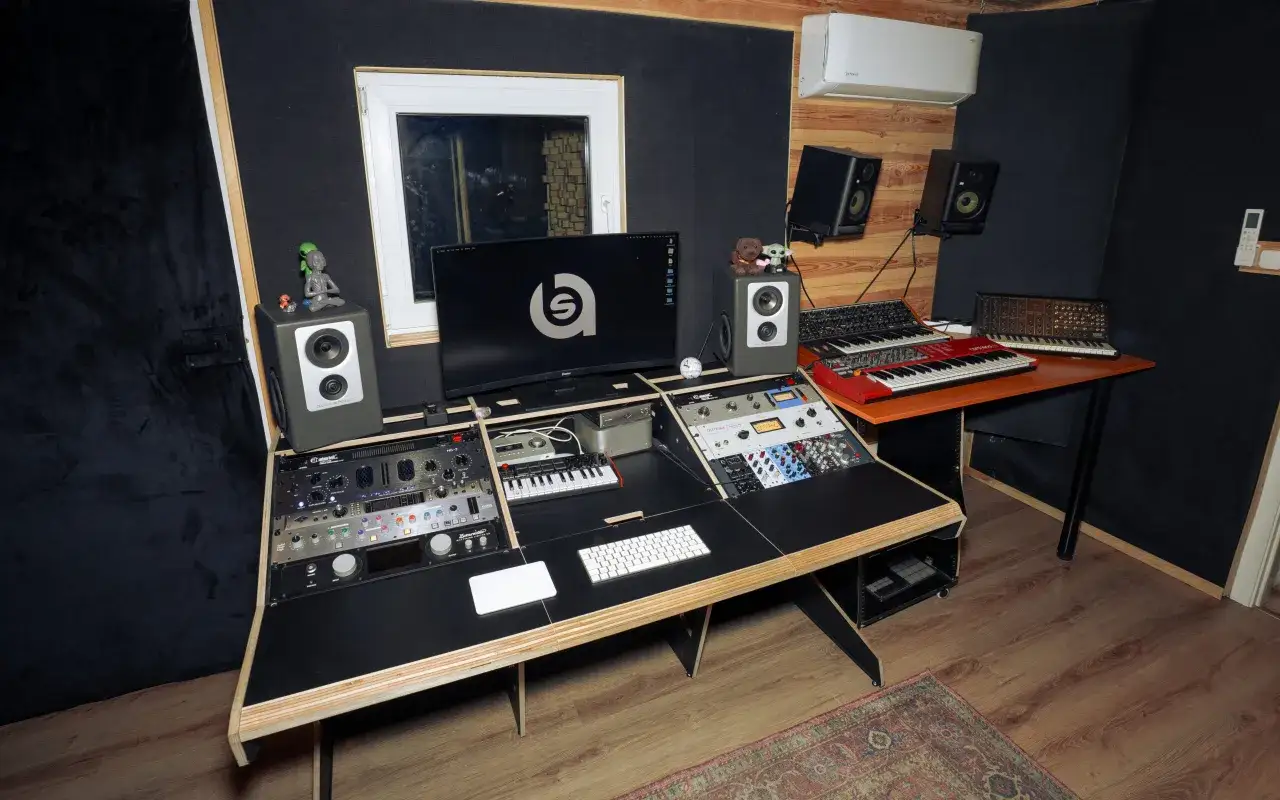 Profesjonalne studio nagrań z syntezatorami, mikserem i monitorami studyjnymi. Idealne miejsce do tworzenia muzyki.