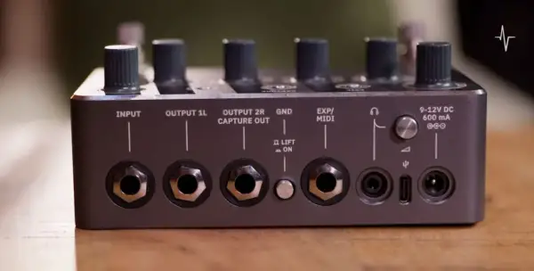 Tył urządzenia z wejściami i wyjściami, w tym INPUT, OUTPUT, GND, EXP/MIDI, USB-C i zasilanie. To zaawansowany ir loader.