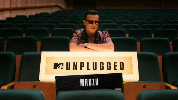 Mrozu w okularach siedzi przed tablicą MTV Unplugged. Czeka na swój występ, jakby to była jego mrozu płyta.